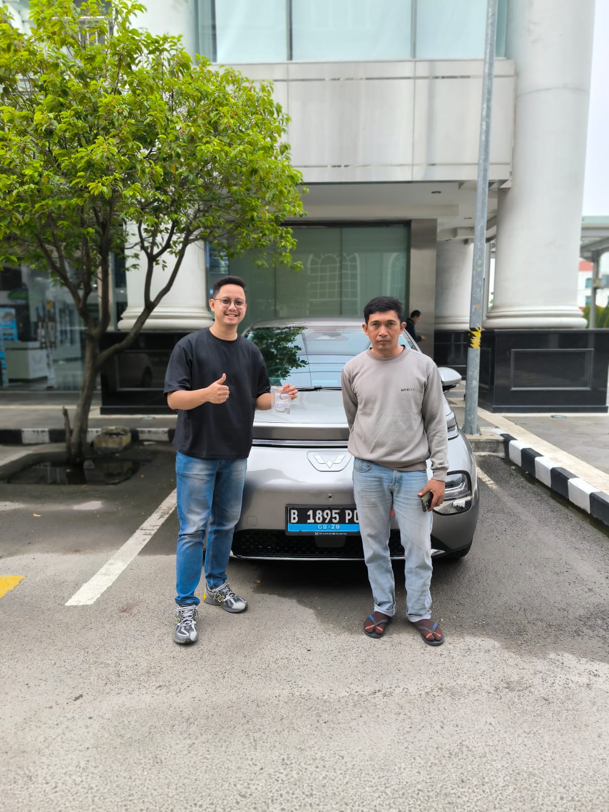 foto penyerahan unit sales mobil wuling gendut warsito (4)